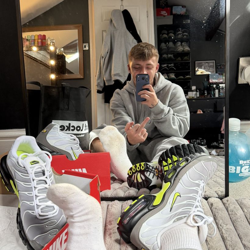 Mirror selfie with new Nike TNs and white socks
